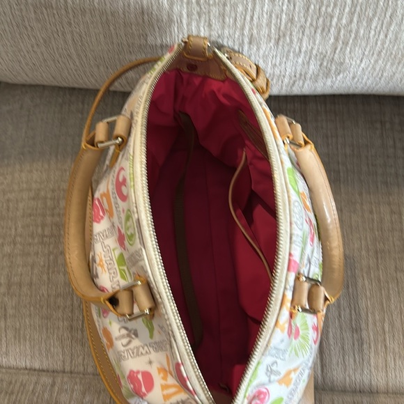 Dooney and Bourke disney’s Star Wars on the light side bag Crossbody
10 x 14 x 6 - Picture 6 of 11